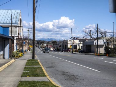 Snohomish, WA USA - Nisan 2021: Snohomish 'in ana caddesinin tarihi sokak manzarası, arka planda dağlar.