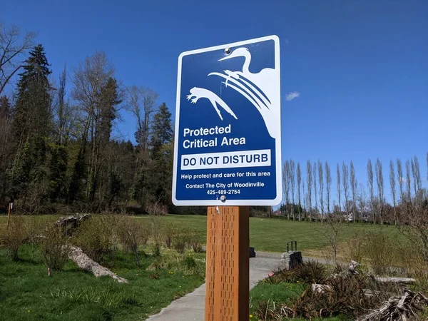 Usaのウッドインビル 2021年4月頃 ワシントン州の農村部の民間地域における青い 保護された重要地域 の標識の表示 — ストック写真