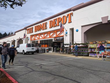 Bothell, WA USA - Nisan 2021: Bulutlu bir günde insanların Home Depot 'taki bir ev geliştirme mağazasına girişine bakış açısı.