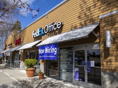 Woodinville, WA USA - Nisan 2021: Dışarısı FedEx Ofisi 'nin sokak manzarası.