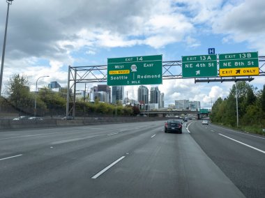 Seattle, WA USA - Mayıs 2021: 4. Cadde ve 8. Cadde yakınlarındaki eyaletler arası Seattle şehir merkezi manzarası.