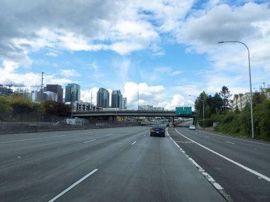 Seattle, WA USA - Mayıs 2021: 4. Cadde ve 8. Cadde yakınlarındaki eyaletler arası Seattle şehir merkezi manzarası.