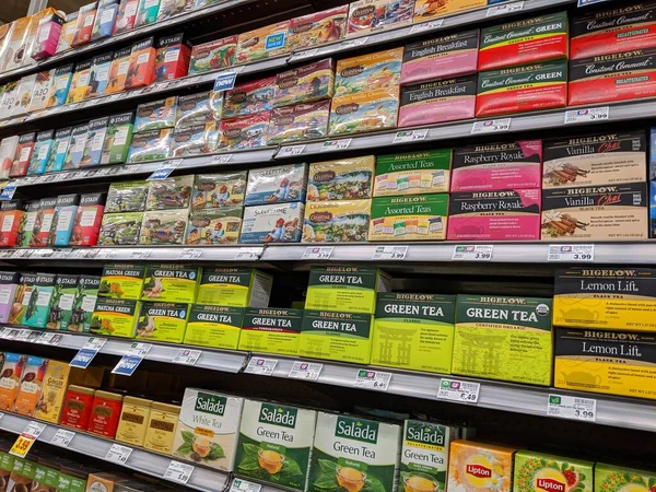 Seattle, WA / USA - Kasım 2019: QFC marketindeki çeşitli çay markalarının görüntüsü.
