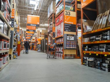 Bothell, WA USA - Nisan 2021: Bir Home Depot mağazasındaki araç gereç ve donanım bölümünde alışveriş.