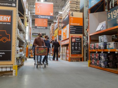 Bothell, WA USA - Nisan 2021: Erkek ve kadın Home Depot 'taki elektrik bölümünün yakınında alışveriş yapıyor.