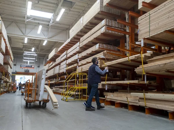 Bothell, WA USA - Nisan 2021: Home Depot 'taki kereste bölümünde adam alışverişi.