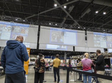 Seattle, WA USA - Mayıs 2021: CenturyLink Stadyumu 'nda Covid 19 aşısı olmak için sırada bekleyen insanların görüntüsü.
