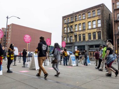 Seattle, WA USA - Mayıs 2021: İnsanlar covid 19 aşısını yaptırmadan önce sağlık taraması için kuyruğa girsinler diye birbirinden ayrılmış hatların görüntülenmesi.