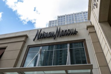 Bellevue, WA USA - Mayıs 2021: Güneşli bir günde şehir merkezindeki Neiman Marcus mağazasının düşük açılı görüntüsü.
