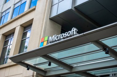 Bellevue, WA USA - Haziran 2021: Bellevue, WA şehir merkezindeki Microsoft kampüs binasının dış görünüşü.