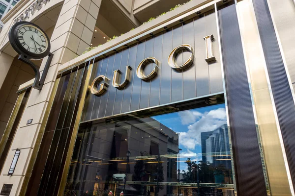 Bellevue, WA USA - Mayıs 2021: Güneşli bir günde şehir merkezinde bir Gucci mağazasının önü.