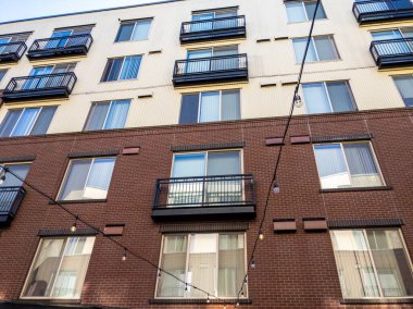 Seattle 'da bir apartmanın alçak açılı manzarası.