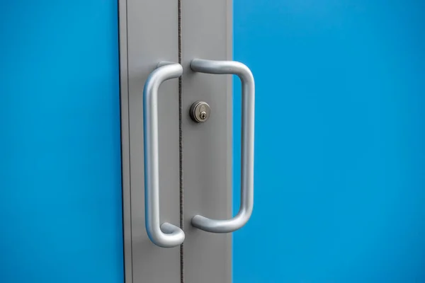 Zbliżenie Klamek Srebrnych Drzwi Zewnątrz Budynku Firmy Niebieskim Efektem Ekranu — Zdjęcie stockowe
