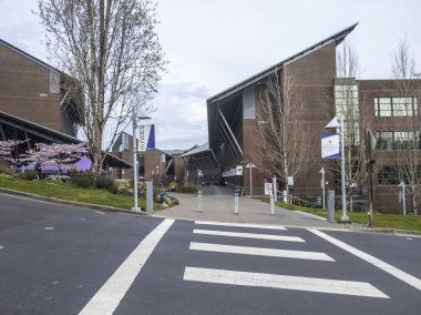 Bothell, WA USA - Nisan 2021: Sakin bir günde Washington Bothell Üniversitesi 'nin büyük uydu kampüsünün görüntüsü.