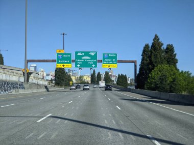 Seattle, WA USA - Nisan 2021: 5 numaralı otoyol T-Mobile Park ve CenturyLink Field 'a doğru ilerliyor..