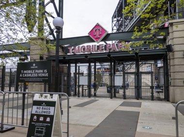 Seattle, WA USA - Mayıs 2021: Bulutlu bir günde T-Mobile Park 'ın girişinin görüntüsü
