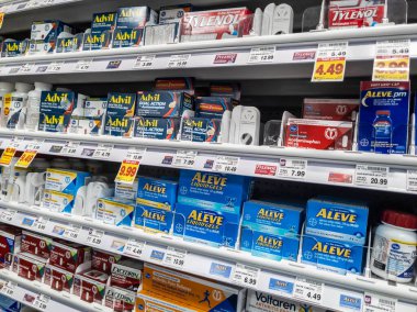 Seattle, WA USA - Mayıs 2021: QFC marketinin eczane alanında ağrı kesici görüntüsü.