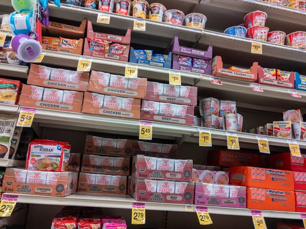 Seattle, WA USA - Mayıs 2021: Safeway 'deki bir markette anlık ramen rafı görüntüsü
