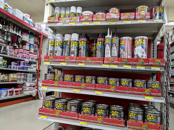 Woodinville, WA USA - Nisan 2021: McLendon Hırdavat Mağazası 'ndaki Flex Seal ve Flex Bant Bitiş Kapağı