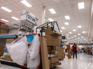 Redmond, WA USA - Nisan 2021: Hedef mağazadaki rafları doldurmak için kutularla dolu bir U-Bot 'un açılı görüntüsü.