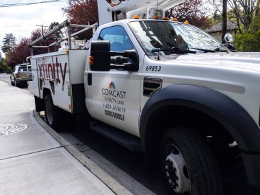 Kirkland, WA USA - Mayıs 2021: Comcast Xfinity enstalasyon kamyonunun sokak manzarası.