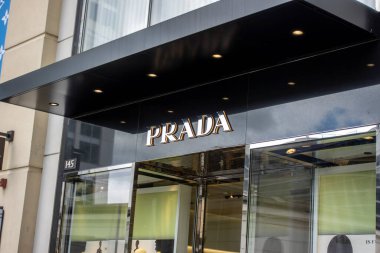 Bellevue, WA USA - Haziran 2021: Prada lüks bir markanın girişinin düşük açılı görüntüsü.
