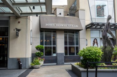 Bellevue, WA USA - Haziran 2021: John Howie Biftek 'in şehir merkezindeki dış görünüşü.