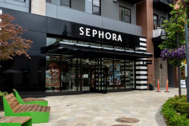 Kirkland, WA USA - Temmuz 2021: Totem Gölü alışveriş bölgesindeki Sephora makyaj ve güzellik salonunun sokak manzarası.