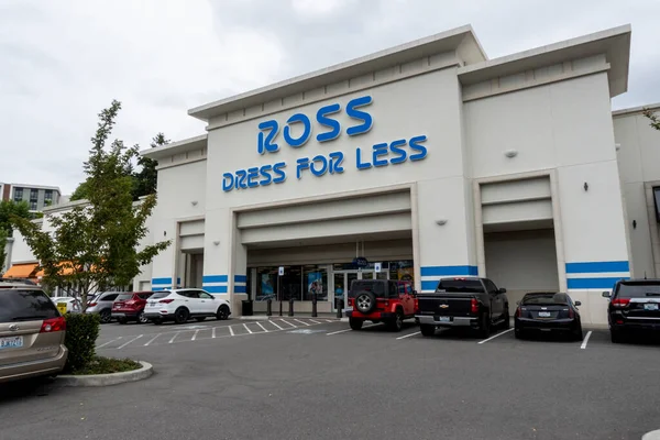 Kirkland, WA USA - Temmuz 2021: Bulutlu bir günde bir Ross Elbisesi mağazasının dış görünüşü.