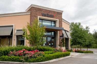 Kirkland, WA USA - Temmuz 2021: Bir alışveriş merkezindeki Verizon Wireless cep telefonu dükkanının sokak manzarası