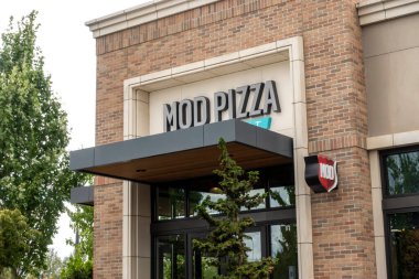 Kirkland, WA USA - Temmuz 2021: Totem Gölü 'ndeki Mod Pizza restoranının düşük açılı görüntüsü.