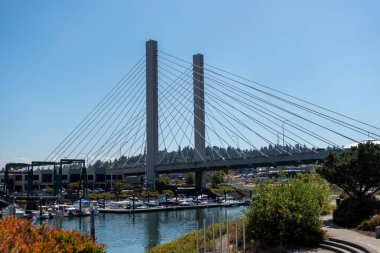Tacoma, WA USA - Ağustos 2021: Şehir merkezinde güneşli ve bulutsuz bir günde Tacoma Narrows Köprüsü manzarası.