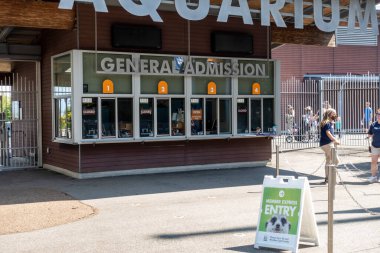 Tacoma, WA USA - Ağustos 2021: Güneşli bir günde Defiance Hayvanat Bahçesi ve Akvaryumu 'nun girişini görmek.