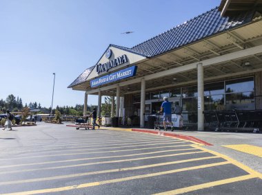 Bellevue, WA USA - Ağustos 2021: Müşteriler girerken ve çıkarken Uwajimaya Asya Marketinin dış görünüşü.