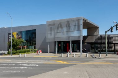 Tacoma, WA USA - Ağustos 2021: Güneşli ve bulutsuz bir günde Tacoma Sanat Müzesi sokak manzarası.