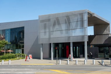 Tacoma, WA USA - Ağustos 2021: Güneşli ve bulutsuz bir günde Tacoma Sanat Müzesi sokak manzarası