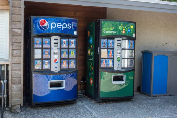 Tacoma, WA USA - Ağustos 2021: Point Defiance Hayvanat Bahçesi 'ndeki satış makinelerinin görüntüsü.