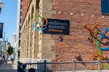Tacoma, WA USA - Ağustos 2021: Güneşli ve bulutsuz bir günde Tacoma Çocuk Müzesi 'nin dış görünüşü