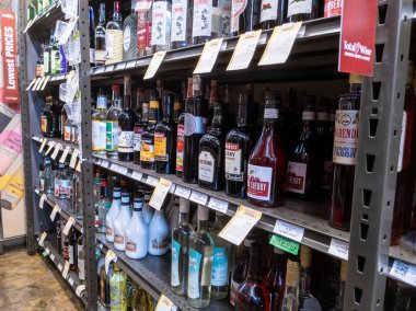 Bellevue, WA USA - Ağustos 2021: Total Wine içki dükkanı içindeki çeşitli likör ve likörlerin görüntüsü.