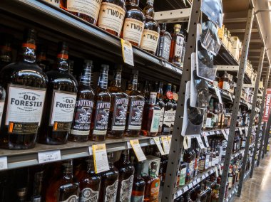 Bellevue, WA USA - Ağustos 2021: Total Wine içki dükkanı içindeki çeşitli likör ve likörlerin görüntüsü.