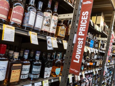 Bellevue, WA USA - Ağustos 2021: Total Wine içki dükkanı içindeki çeşitli likör ve likörlerin görüntüsü.