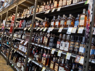 Bellevue, WA USA - Ağustos 2021: Total Wine içki dükkanı içindeki çeşitli likör ve likörlerin görüntüsü.