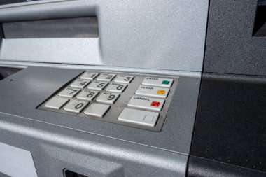 Bankamatik numarasının açılı görüntüsü pin pedi ve banka dışındaki bir açık hava makinesinde mevduat yuvasını kontrol et.