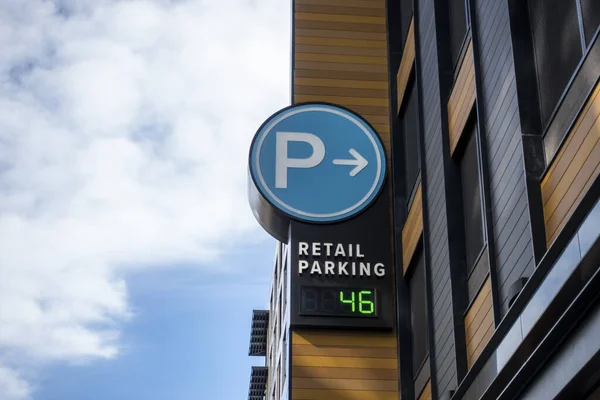 Şehir merkezindeki bir alışveriş merkezindeki otopark için mavi bir park yeri.