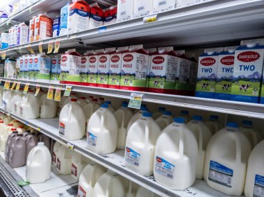 Woodinville, WA USA - Eylül 2021: Haggen bakkalında taze, soğuk süt manzarası.