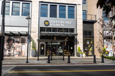 Kirkland, WA USA - Temmuz 2021: Totem Gölü bölgesindeki Silverlake Ramen restoranının dış görünümü.