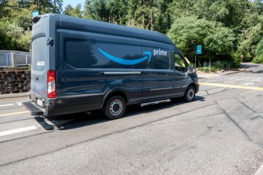 Tacoma, WA USA - Ağustos 2021: Point Defiance Hayvanat Bahçesi 'nin dışındaki Amazon Prime dağıtım aracının açılı görüntüsü.