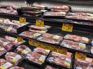 Woodinville WA USA - Eylül 2021: Haggen marketindeki dondurulmuş et bölümünün açılı görünümü.