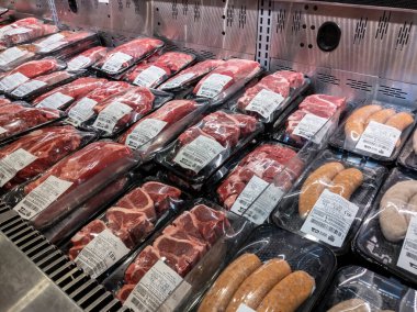 Kirkland WA USA - Eylül 2021: Whole Foods marketindeki dondurulmuş et bölümünün açılı görünümü.