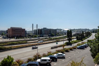 Tacoma, WA USA - Ağustos 2021: Tacoma şehir merkezinin geniş manzaralı, eyaletler arası manzaralı.